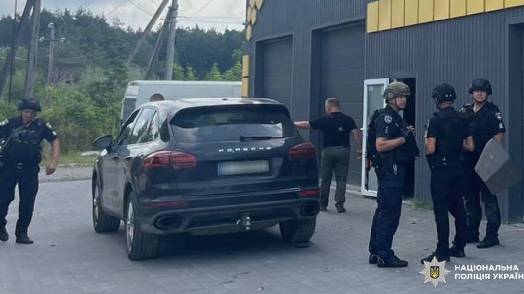 Поліція працює на місці стрілянини на автосервісі біля Львова