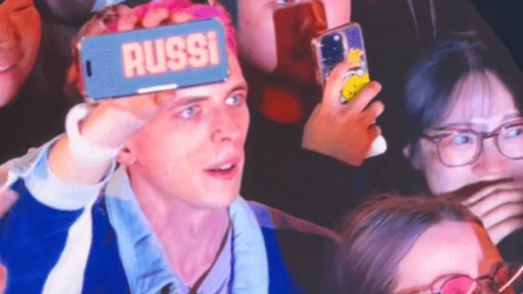 Лідер британського гурту Coldplay Кріс Мартін під час концерту звернувся до російського шанувальника Лідер британського гурту Coldplay Кріс Мартін під час концерту звернувся до російського шанувальника