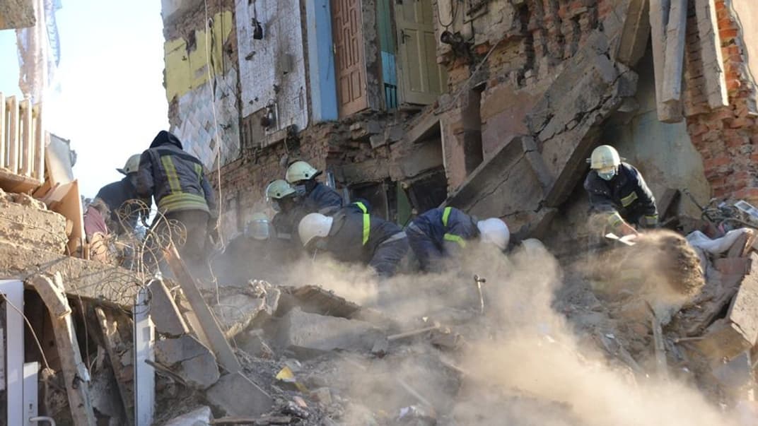 В Дрогобыче под завалами нашли тела 8 погибших, из них один ребенок — ГСЧС