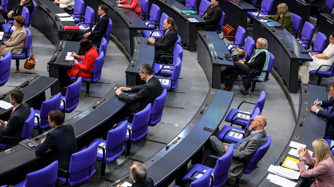 Засідання в нижній палаті парламенту Німеччини в Берліні, Німеччина, 25 березня 2020 року. Депутатів розсадили на відстані двох стільців