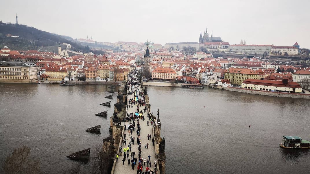 Українська громада у Празі розгорнула прапори на Карловому мості на честь Дня Соборності України