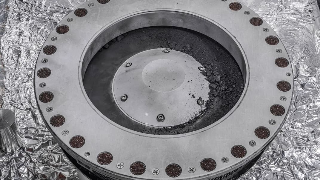 Колектор зразків OSIRIS-REx ззовні, зразок матеріалу з астероїда Бенну можна побачити посередині праворуч