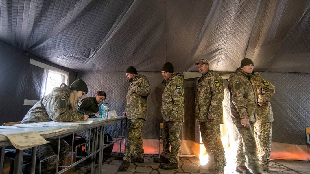 Военнослужащие, части которых базируются в прифронтовой зоне, приехали проголосовать на специальном избирательном участке в палатке недалеко от Мариуполя, 31 марта 2019 года