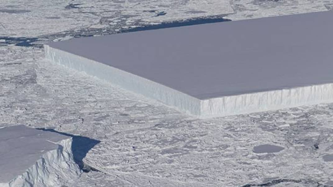 Айсберг поступово «обточувався» від зіткнення з іншим льодом в океані