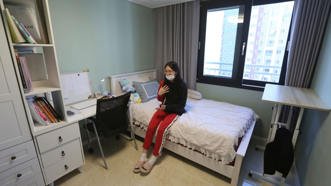 Иллюстративная фотография. Старшеклассница на интервью в своем доме в Сихене, Южная Корея, 19 сентября 2020 года