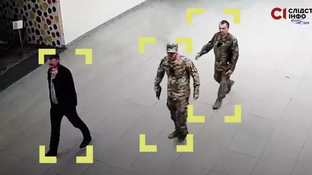 Імовірний працівник СБУ та співробітники ТЦК заходять у торговий центр, куди прибув журналіст Євгеній Шульгат, 1 квітня 2024 року