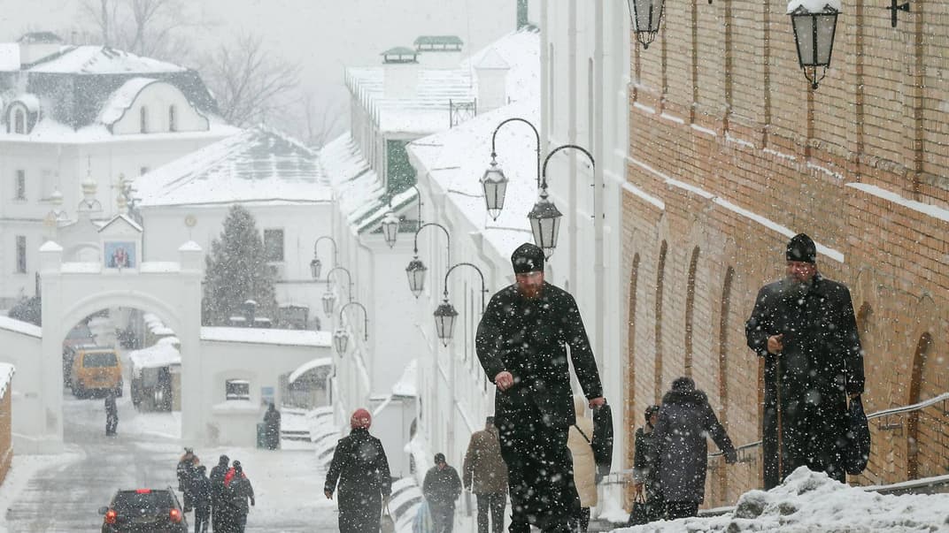 Монахи і віряни на території Києво-Печерської лаври у Києві, 1 грудня 2016 року