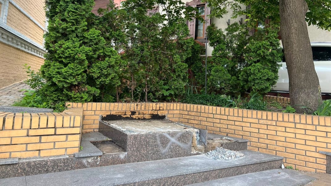 Місце демонтованого пам'ятника Михайлу Булгакову