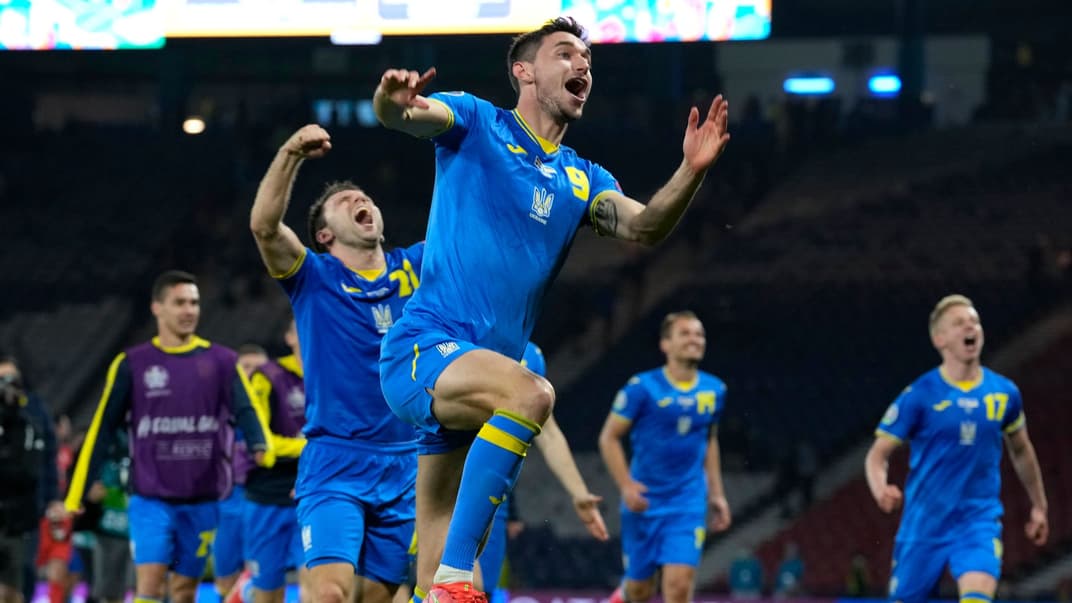 Збірна України святкує перемогу у матчі 1/8 фіналу чемпіонату Європи з футболу зі Швецією, 29 червня 2021 року
