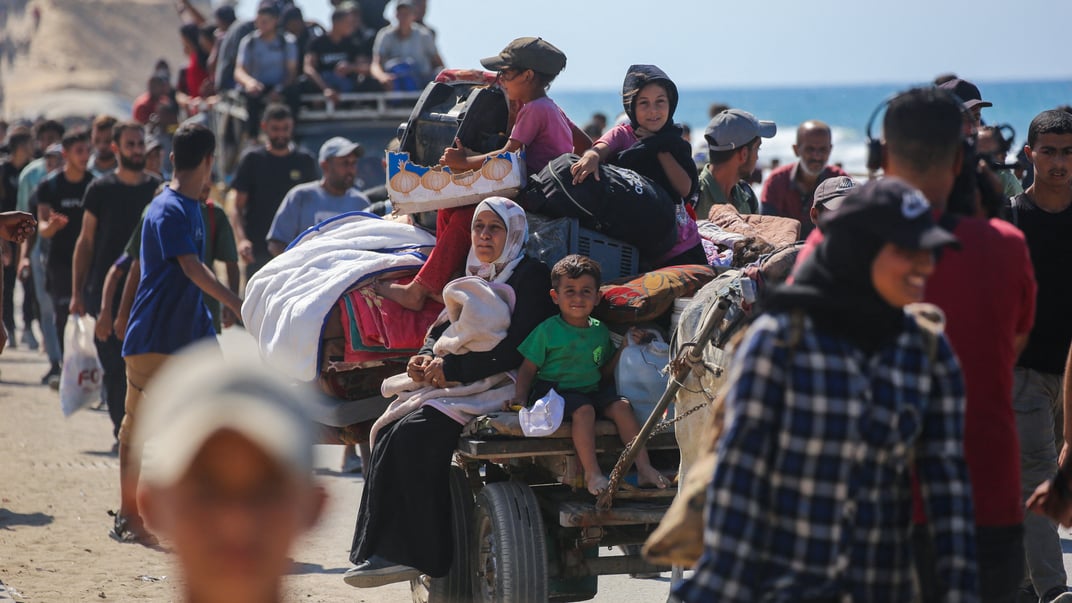Ілюстративне фото. Палестинці прямують до міста Газа дорогою Аль-Рашид, 10 жовтня 2025 року