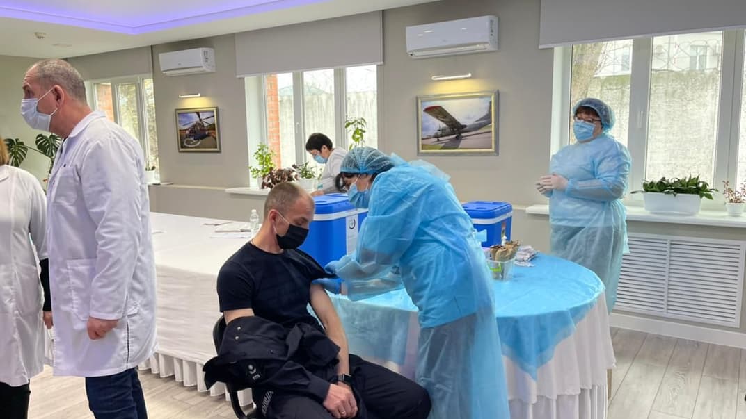 В Україні почали щепити проти COVID-19 правоохоронців ㅡ використовують вакцини від Sinovac та Pfizer