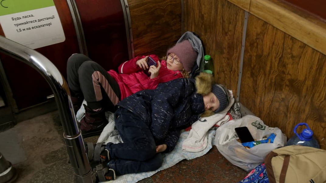 Иллюстративное фото. Дети спят на станции метро, в Киеве, 26 февраля 2022 года