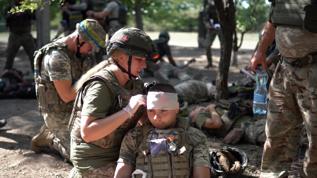 Ілюстративне фото. Військові медики навчаються надавати допомогу пораненим