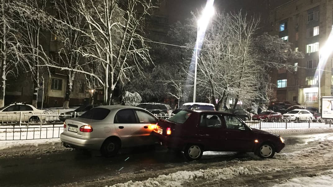 У Києві біля метро «Політехнічний інститут» сталась ДТП: рух вулицею заблоковано