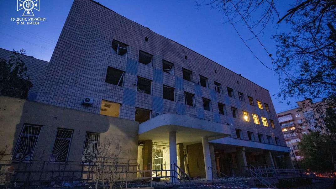 Пошкоджена поліклініка в Деснянському районі Києва, біля укриття якої загинули люди