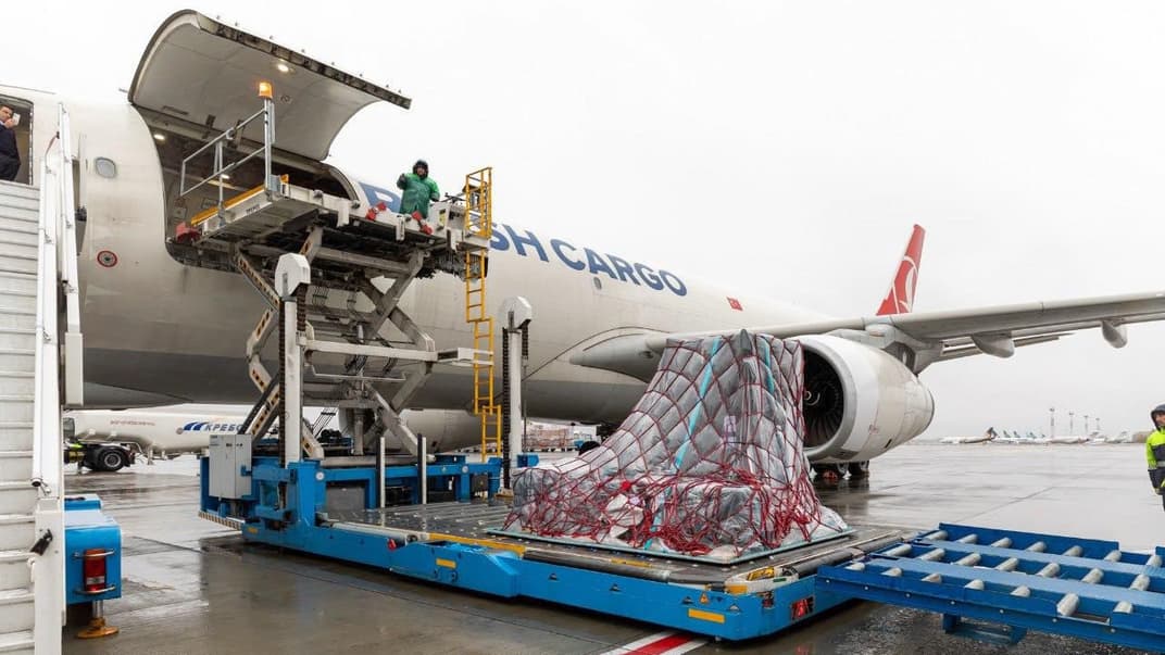 З міжнародного аеропорту «Бориспіль» 8 грудня до США відправили український супутник «Січ», який 10 грудня мають вивести в космос