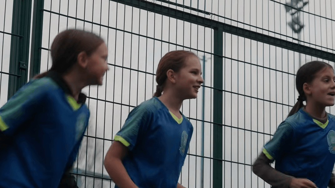 «Йшла в українській формі з тренування, чую — щось жужить. Підіймаю голову, а там дрон» — 11-річна Марія-Анна про життя в Херсоні