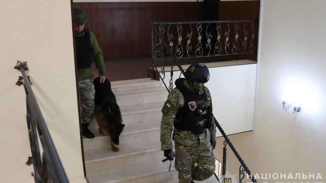 Ілюстративне фото. Правоохоронці перевіряють будівлю, яку нібито замінували