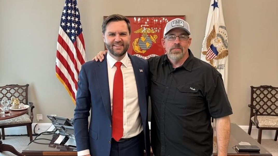 Віцепрезидент США Джей Ді Венс під час зустрічі зі своїм братом Нейтом, березень 2025 року