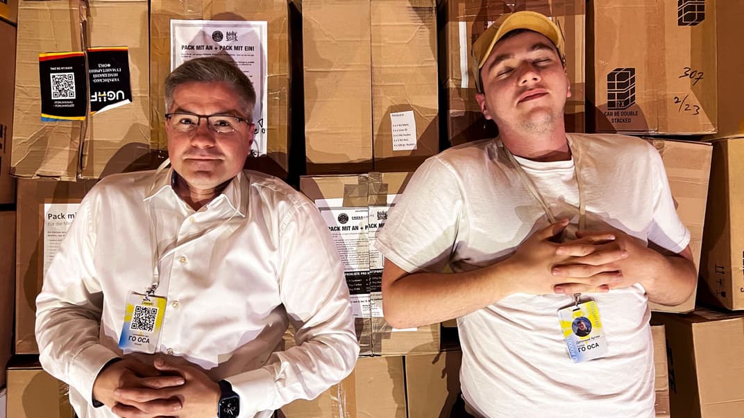 Основатель волонтерского центра «ОСА» Артем Даточный (справа) вместе с волонтером