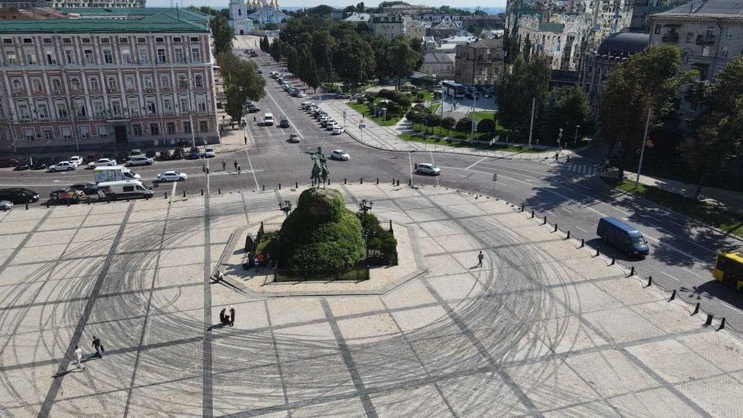 Софийская площадь после съемки рекламы, где авто дрифтовали на большой скорости