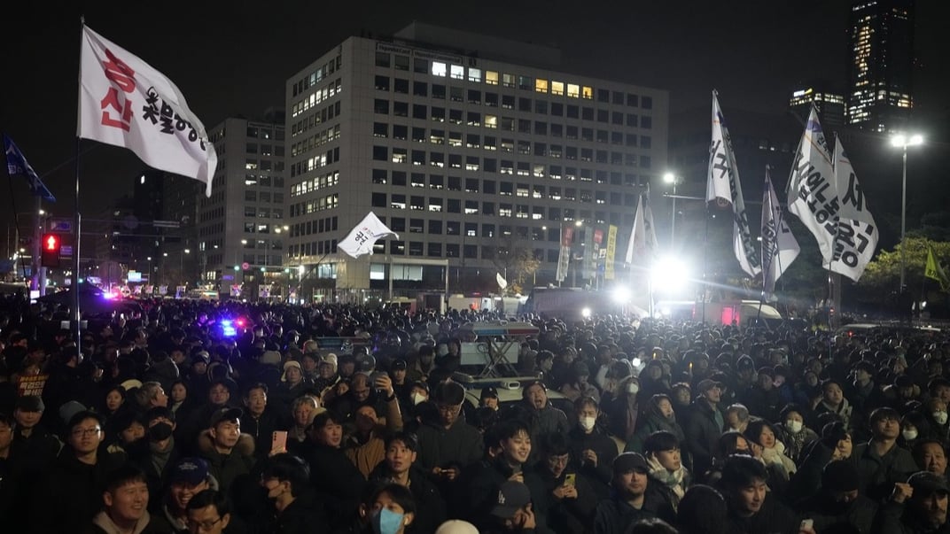 Люди собираются перед Национальной ассамблеей в Сеуле, 4 декабря 2024 года