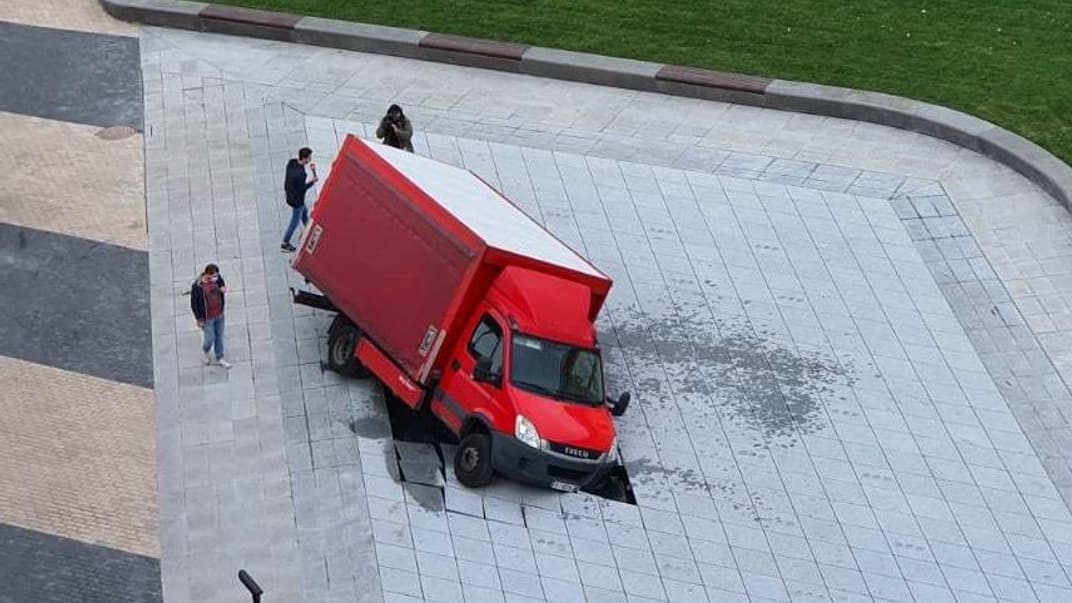 Грузовик продавил новый фонтан на Арсенальной площади в Киеве