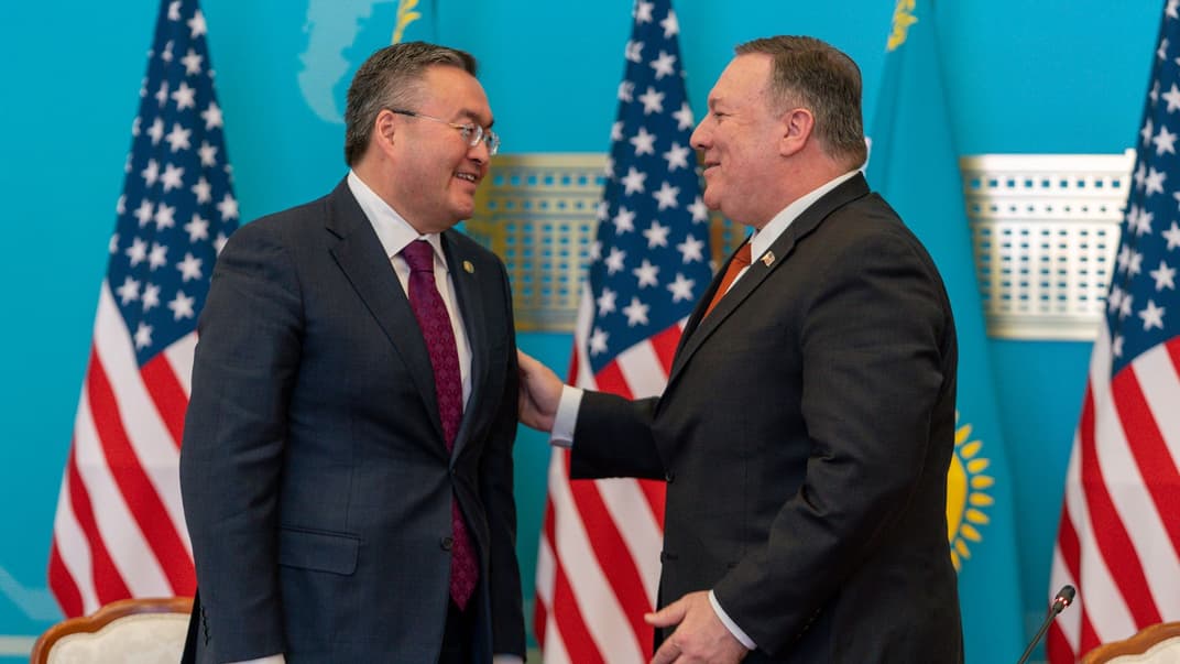 Государственный секретарь США Майк Помпео (справа) и министр иностранных дел Казахстана Мухтар Тлеуберди на встрече в Нур-Султане, Казахстан, 2 февраля 2020 год