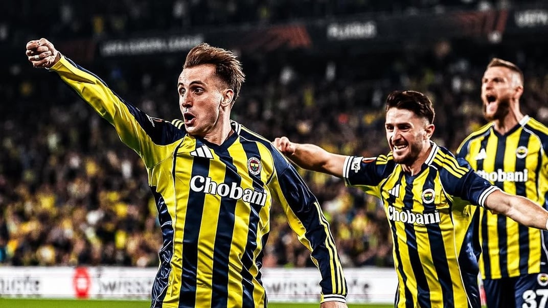 Турецький футболіст Керем Актюркоглу робить жест у вигляді помаху чарівної палички