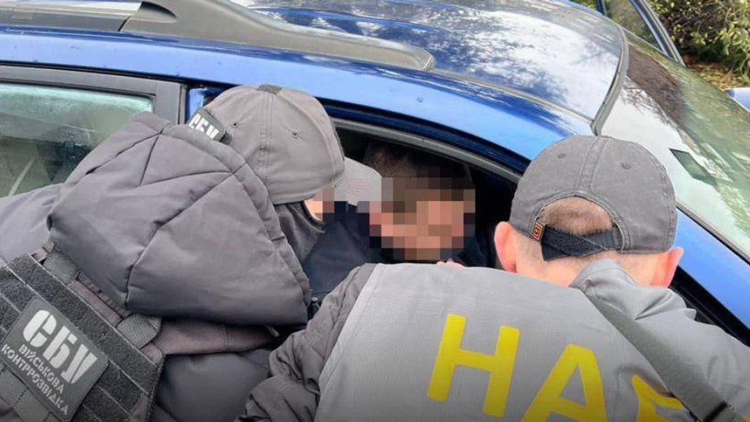 Бізнесмен намагався дати хабар у 200 тисяч гривень командувачеві ОСУВ «Одеса»