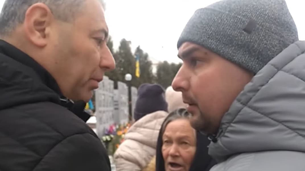 Мэр Ромен Олег Стогний (слева) и начальник Роменской районной военной администрации Денис Ващенко (справа) во время спора