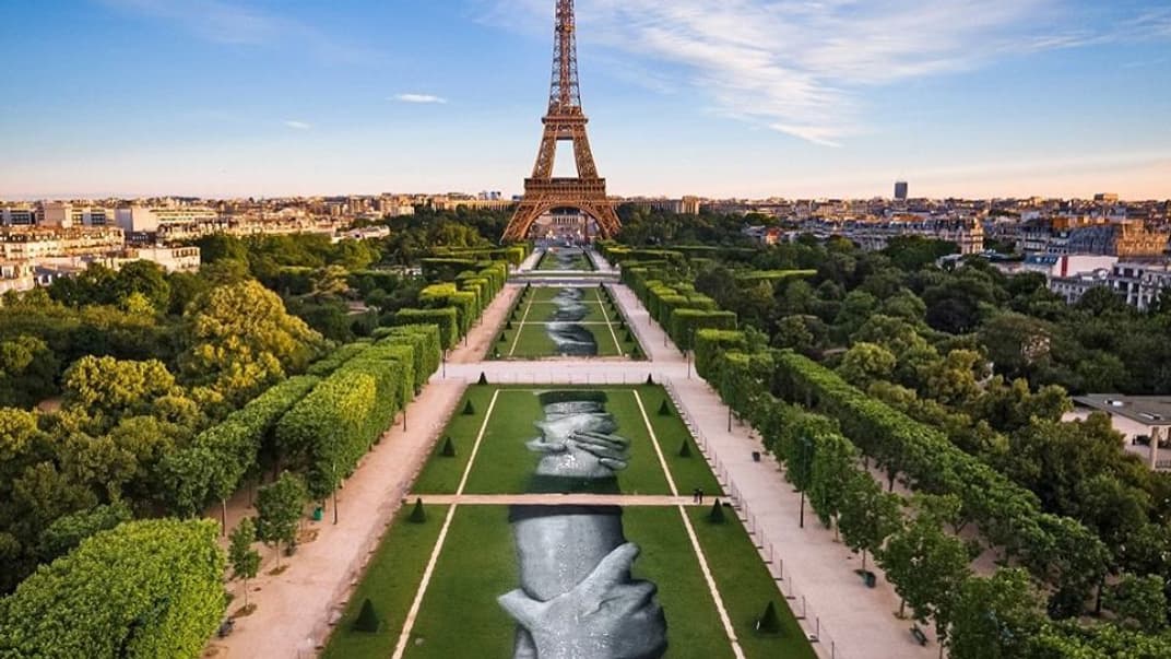 Біля Ейфелевої вежі намалювали величезні стиснуті руки до Дня біженців