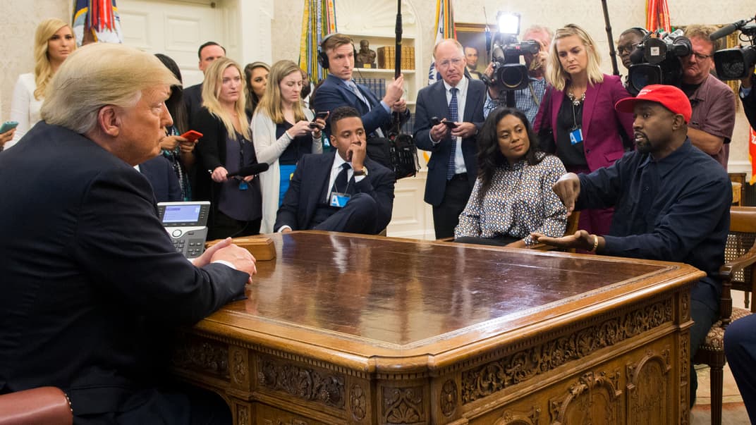 Президент США Дональд Трамп (ліворуч) та репер Каньє Вест (праворуч) під час зустрічі в Білому домі, Вашингтон, 11 жовтня 2018 року