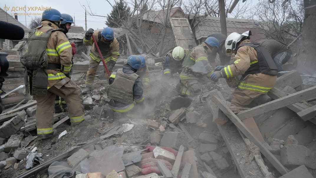 Спасатели работают на месте российского обстрела, 29 декабря 2023 года