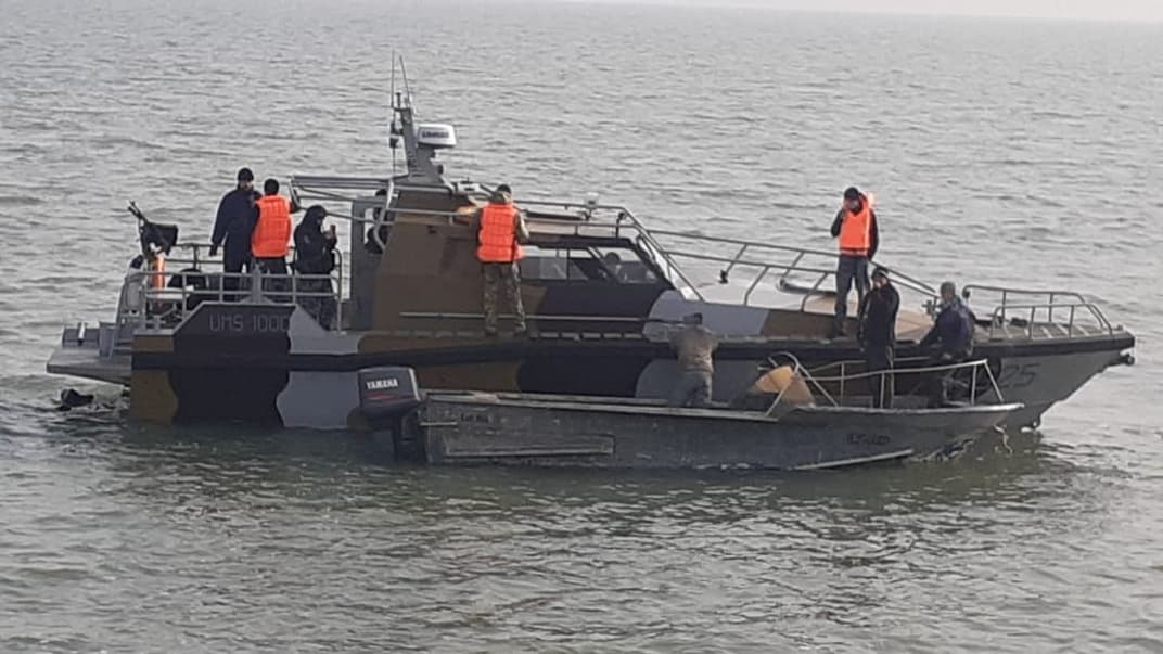 Прикордонники під час перевірки човна з рибалками, Бердянськ, 29 лютого 2020 року