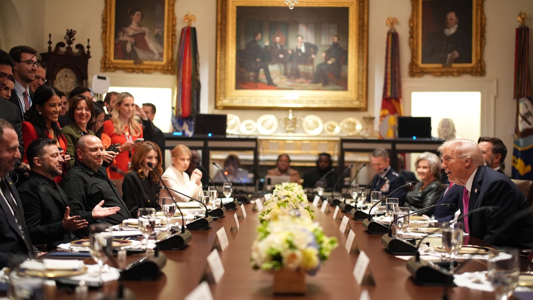 Президент США Дональд Трамп розмовляє з президентом України Володимиром Зеленським під час обіду в Білому домі,17 жовтня 2025 року