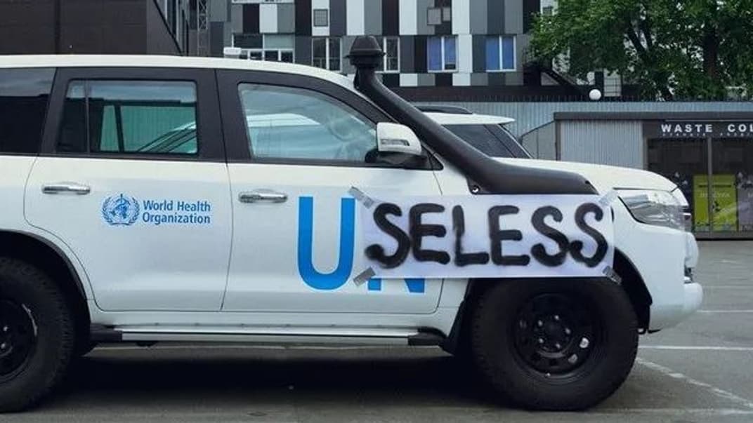 Фотограф Иосиф Гусак приклеил плакат с надписью Useless («Никчемная») на машину миссии ООН