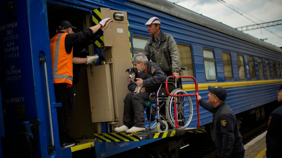 Люди сідають в евакуаційний потяг на залізничному вокзалі у Покровську, 22 травня 2022 року