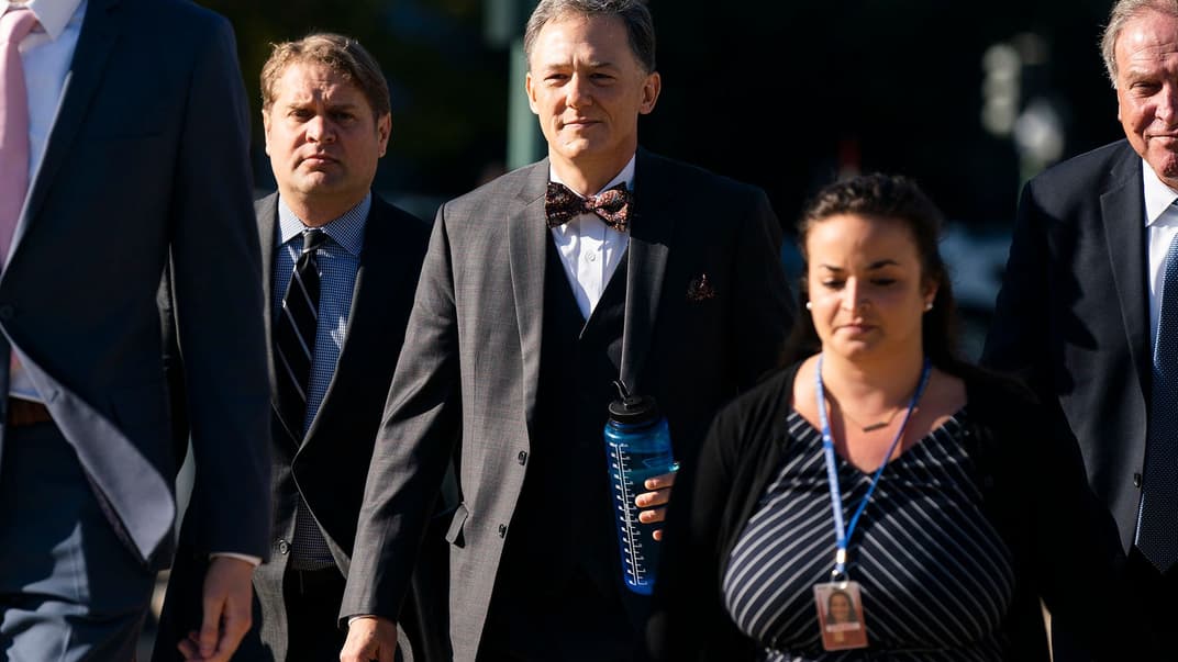 Заступник помічника держсекретаря США Джордж Кент (в центрі) збирається дати свідчення у комітеті Палати представників Конгресу, Вашингтон, округ Колумбія, США, 15 жовтня 2019 року