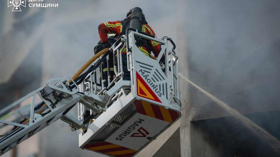 Спасатели работают на месте атаки в Сумах