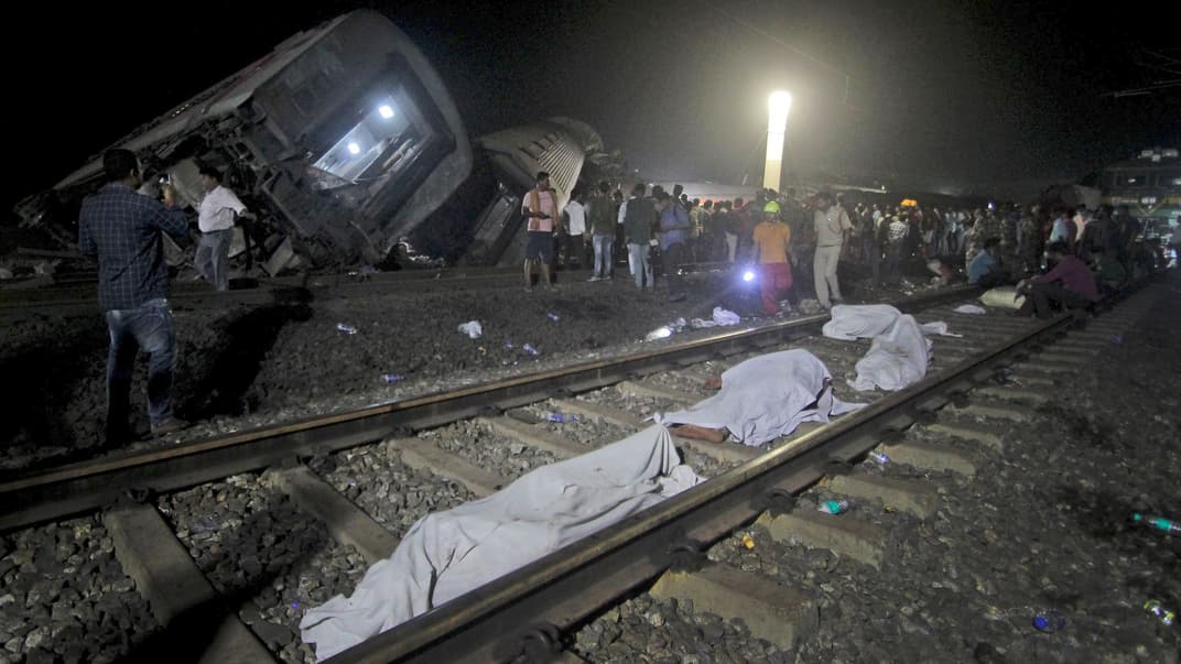 Тела, извлеченные из пассажирских поездов, лежали на путях на месте аварии в районе Баласоре, штат Одиша на востоке Индии, 3 июня 2023 года