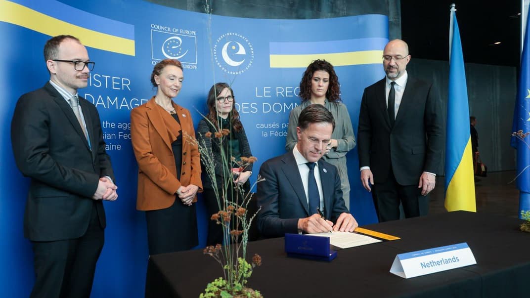 Прем'єр-міністр Нідерландів Марк Рютте підписує політичну декларацію про створення Реєстру збитків, завданих агресією росії проти України, Рейк'явік, 17 травня 2023 року
