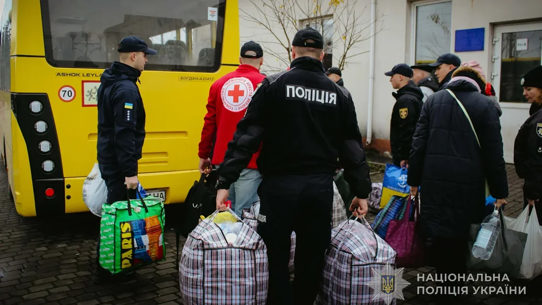 Ілюстративне фото. Поліціянти та представники МКЧХ у Ковелі на Волині зустрічають евакуйованих жителів Донеччини