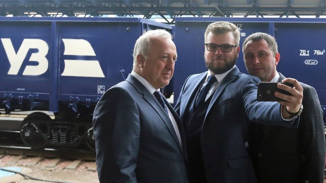 Зліва направо: голова Наглядової ради Укрзалізниці Шевкі Аджунер, голова Укрзалізниці Євген Кравцов та заступник міністра інфраструктури України Юрій Лавренюк під час презентації оновленого логотипу Укрзалізниці у Києві, 27 вересня 2018 року