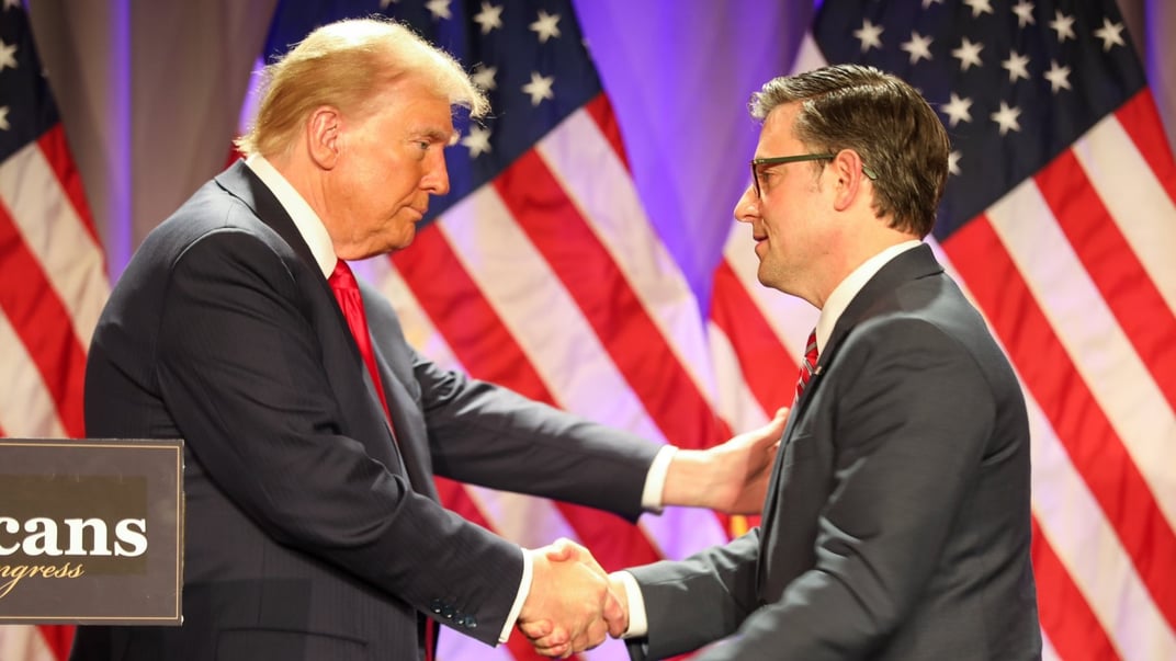 Спикер Палаты представителей США Майк Джонсон с новоизбранным президентом Дональдом Трампом