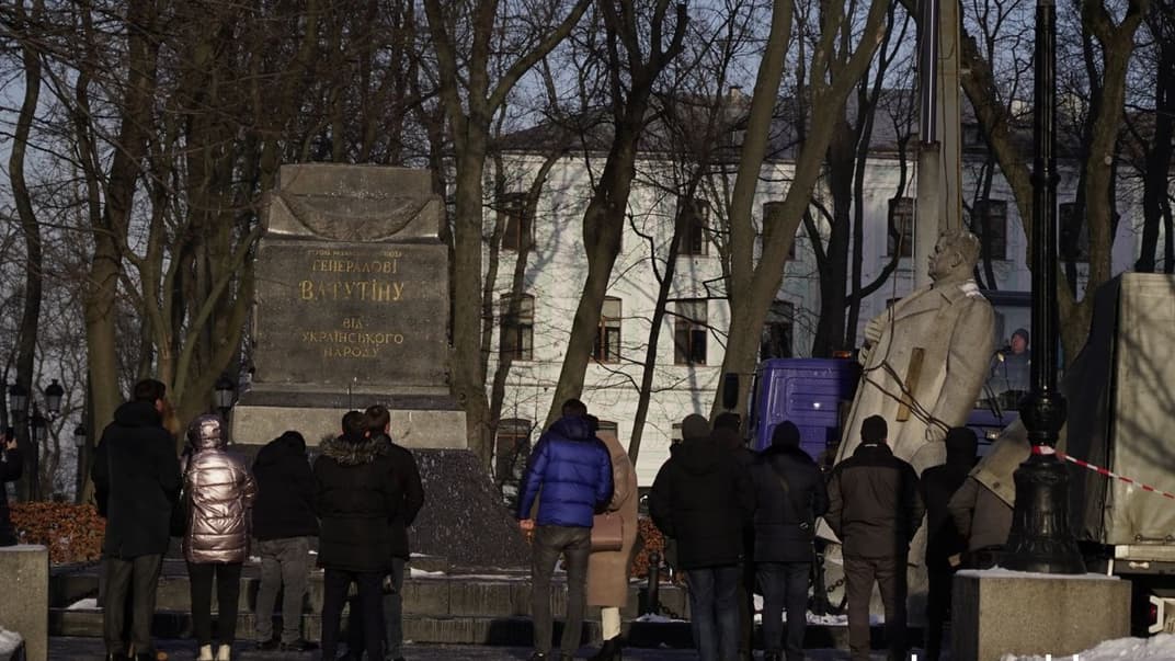 Демонтаж памятника генералу Ватутину, Киев, 9 февраля 2023 года