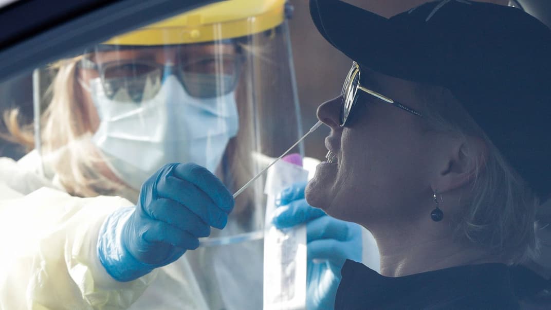 Медик робить тест на COVID-19 відвідувачці центру оцінки на базі громади в Крайстчерчі, Нова Зеландія, 13 серпня 2020 року