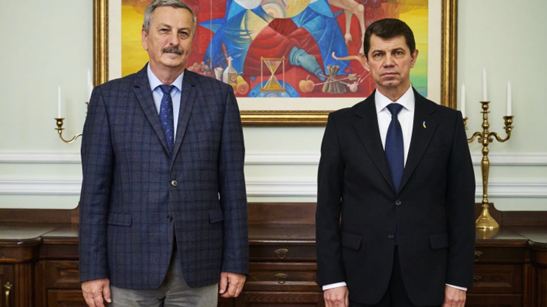 Посол Угорщини в Україні Антал Хейзер (зліва) та заступник міністра закордонних справ України Олександр Міщенко (справа) під час зустрічі 3 липня 2025 року