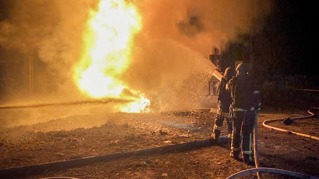 Спасатели тушат пожар после российского обстрела в Одесской области