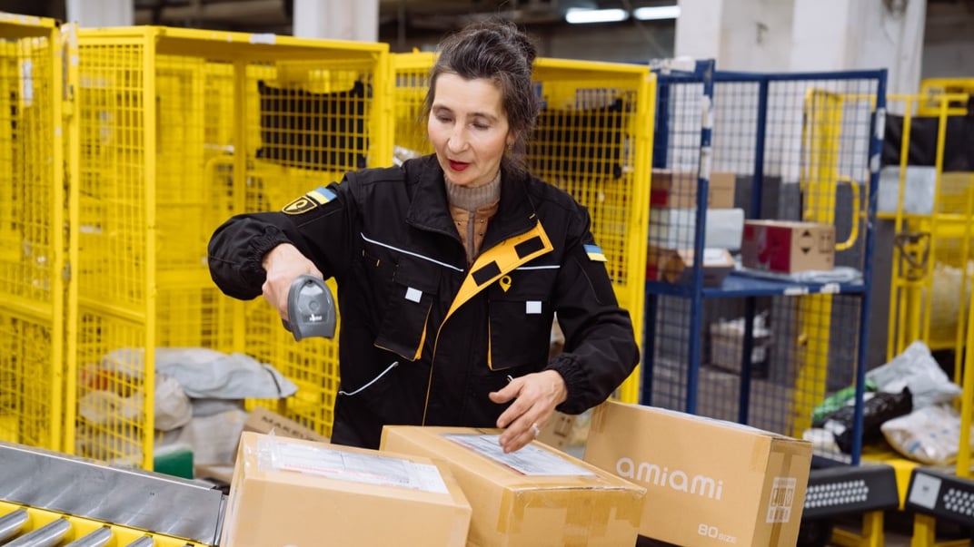 Ілюстративне фото. Працівниця «Укрпошти» сортує посилки